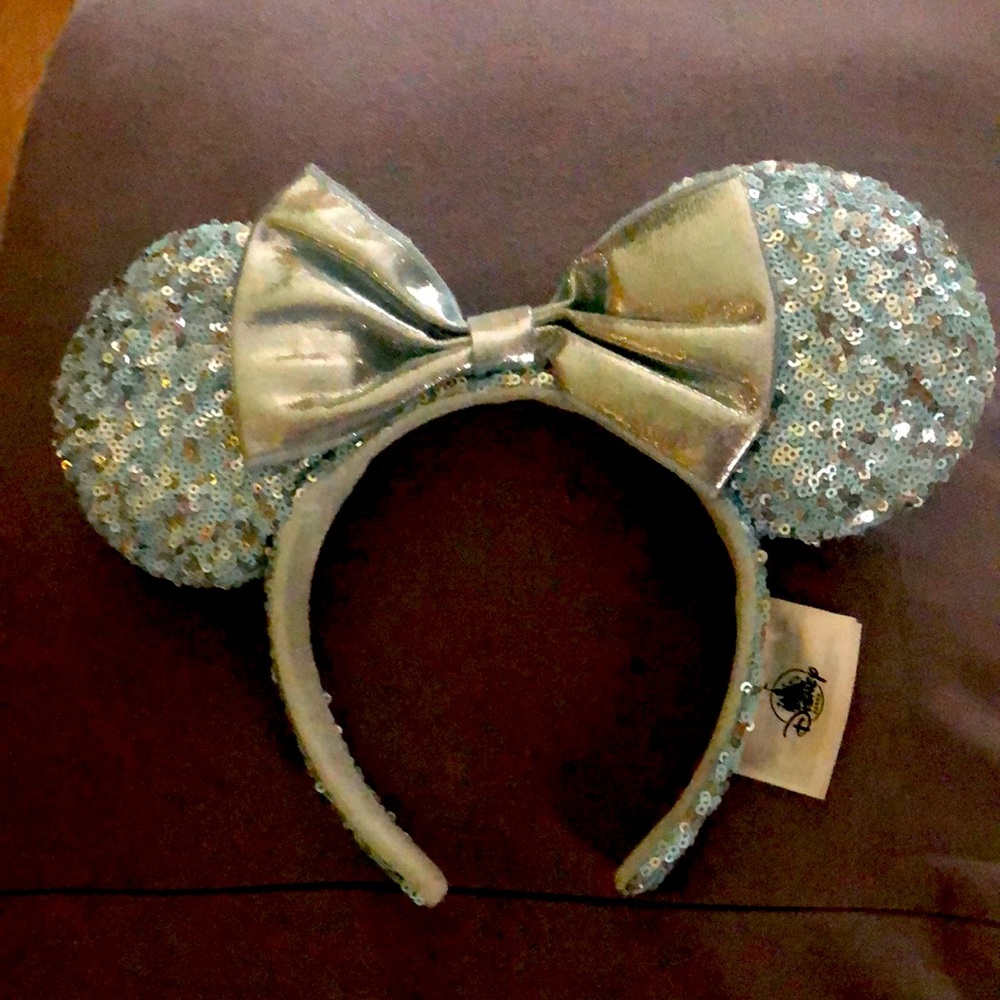 Disney Minnie Mouse ice blue/silver headband! Perfect condition!